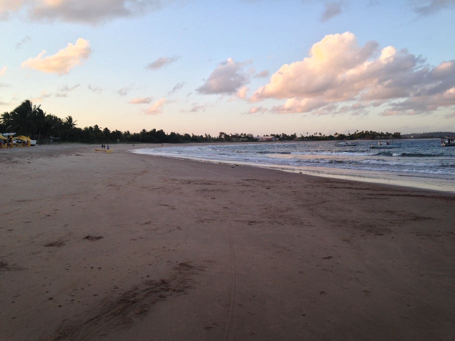 Condomínio localizado a 40m da praia.