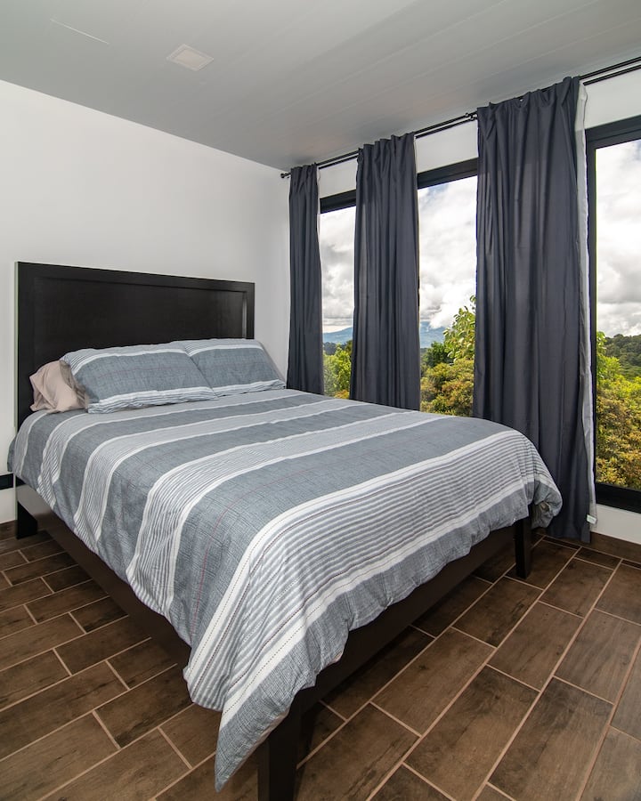 Vitanda vyetu vilichaguliwa kwa uangalifu ili kutoa mapumziko ya joto, laini na yenye starehe. Katika mojawapo ya vyumba vyetu kuna kitanda aina ya King (2x2m) na katika Malkia mwingine (1.5x2m). 