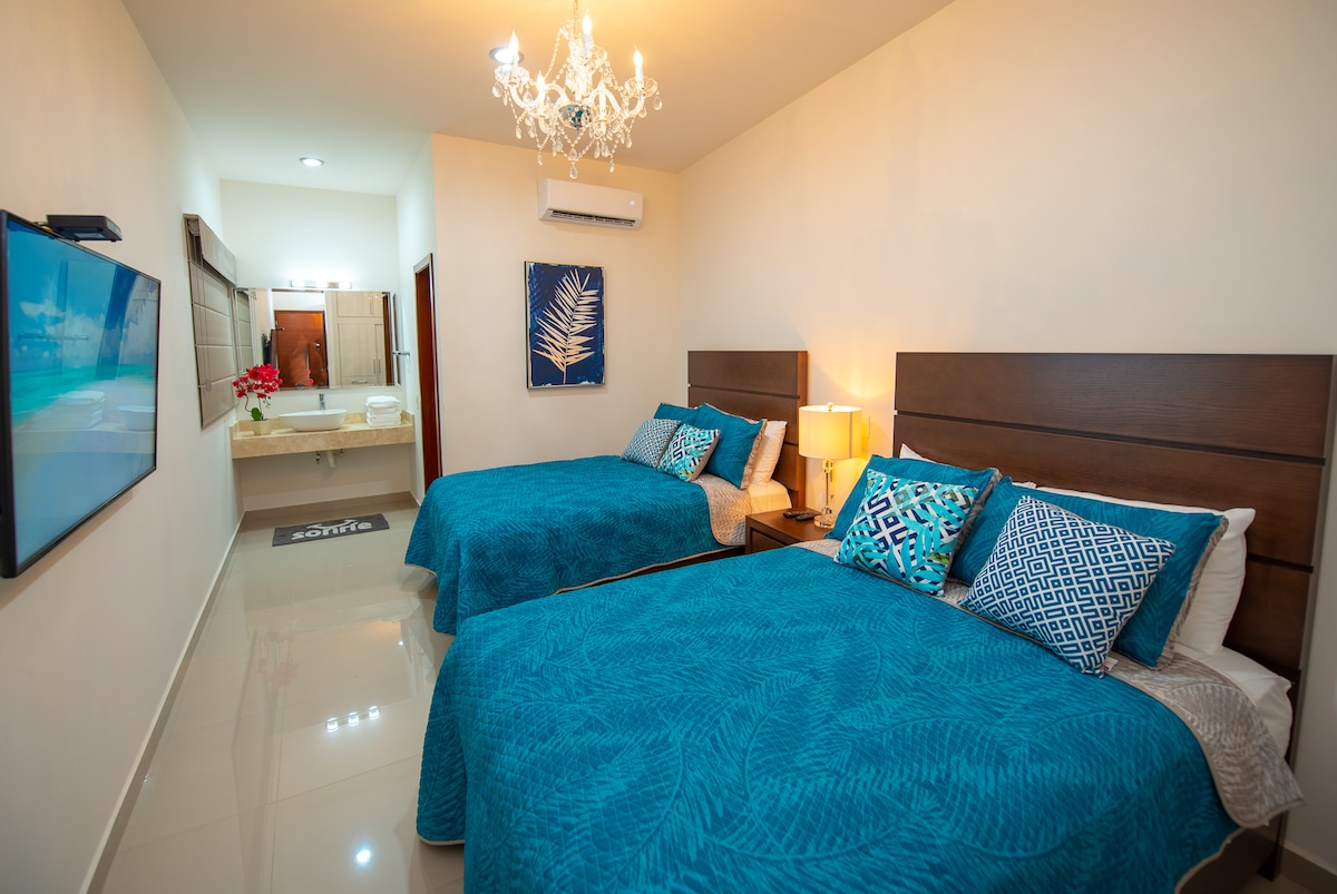 ห้องนอนใหญ่กว้างขวางและใช้งานได้ดีพร้อมเตียงคู่ 2 หลัง