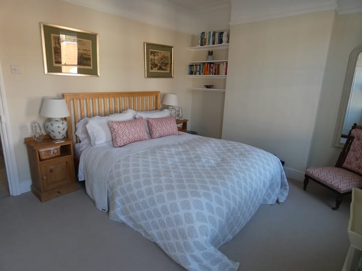 配备加大双人床的闲置房间