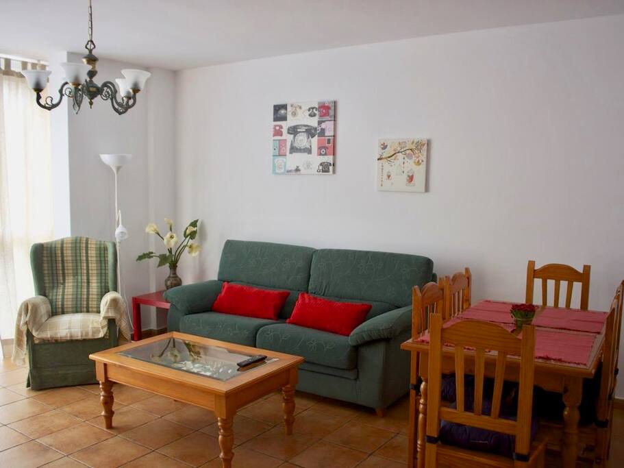 Salon comedor con sofa mas cama nido para 2 personas
