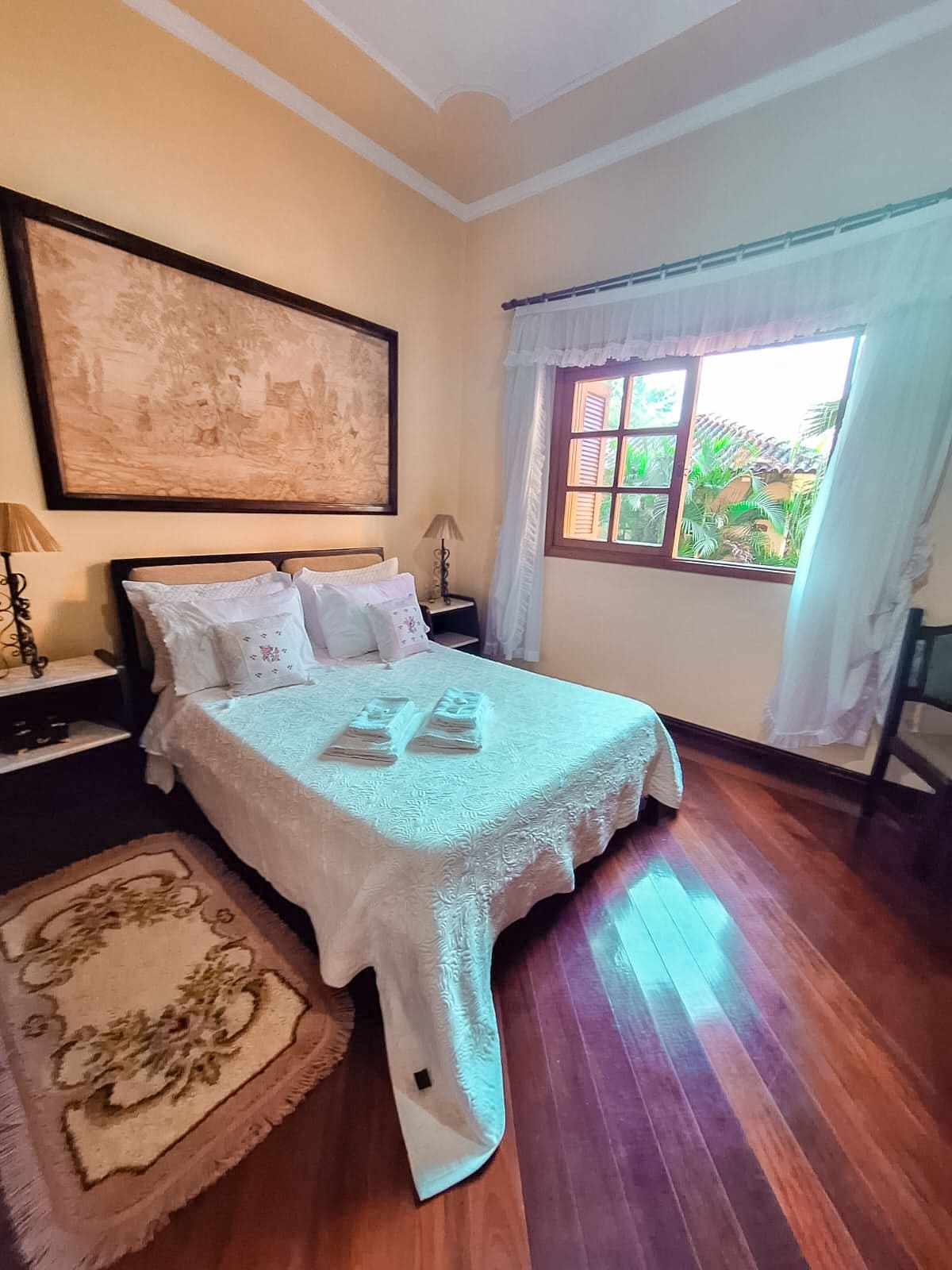 非常宽敞的双人房，带漂亮按摩浴缸的卫生间。 