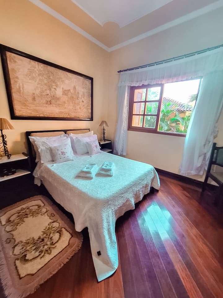 Very spacious double bedroom, a bathroom with a beautiful Jacuzzi. 