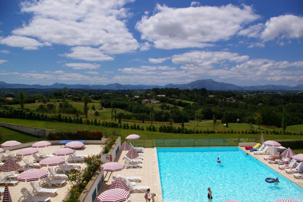 superbe piscine avec vue sur le golf et les pyrénés