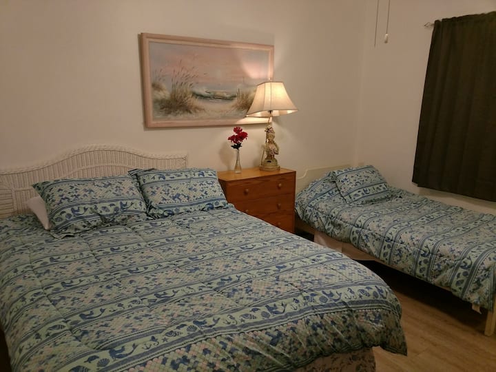 Спалната соба А-3 има брачен кревет, двоен кревет и половина бања во собата.