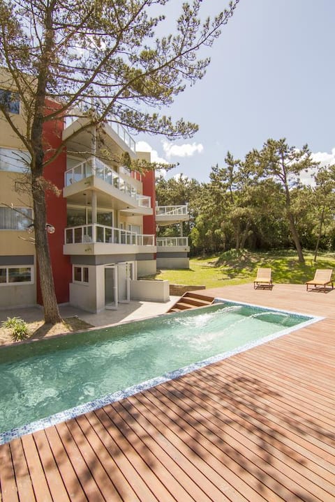 Top Airbnb: Duplex with grill and jacuzzi. A few meters from the beach! in Mar De Las Pampas