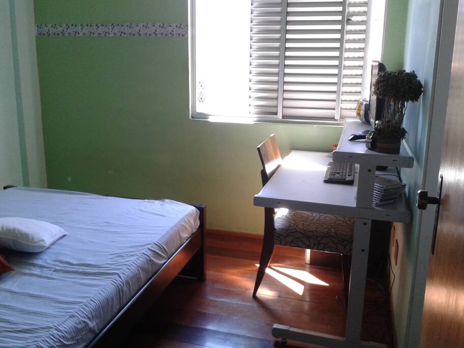 espaço pra estudos bem iluminado