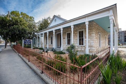 Top Airbnb: LUXURY meets HISTORIC in Downtown San Antonio in Downtown