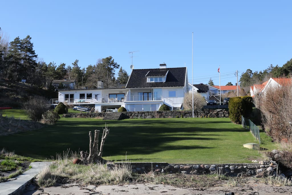 Her er det masse boltreplass for store og små! Spill på plenen, vannsport eller bare kos i hagen eller på terrassen.