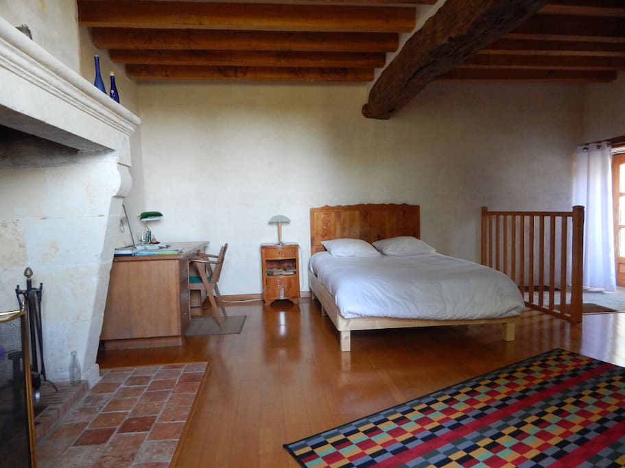 La chambre est claire et spacieuse