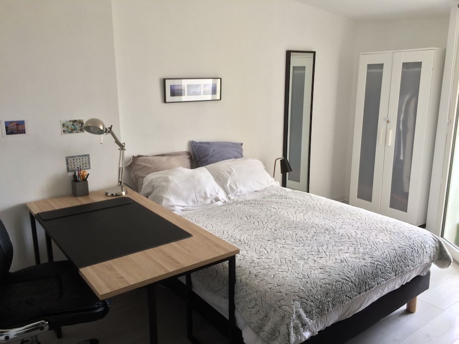 Chambre à coucher donnant sur un balcon avec vue sur Bordeaux