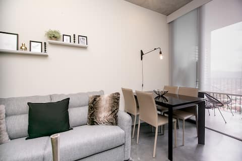 ★Luxurious Apt★ | Panoramic View, Pool, Gym + Pkg