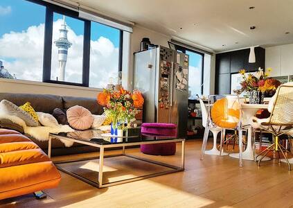 Cozy Stay in Spacious CBD Apt With Stunning View!