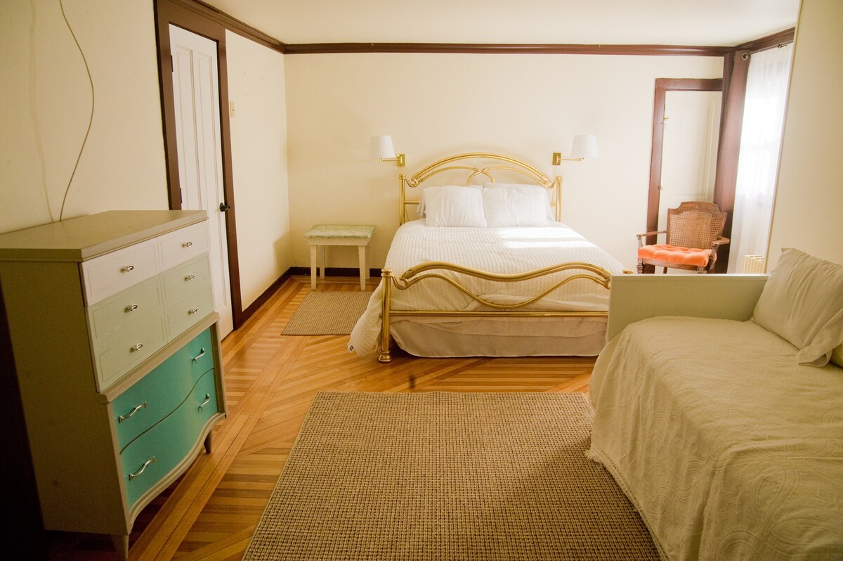 Bedroom 5 -- Family room -- Upstairs, includes queen bed, and two twin beds