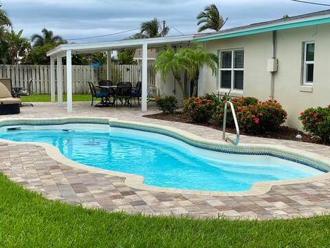 Family / Pet Friendly Heated Pool Walk to Beach