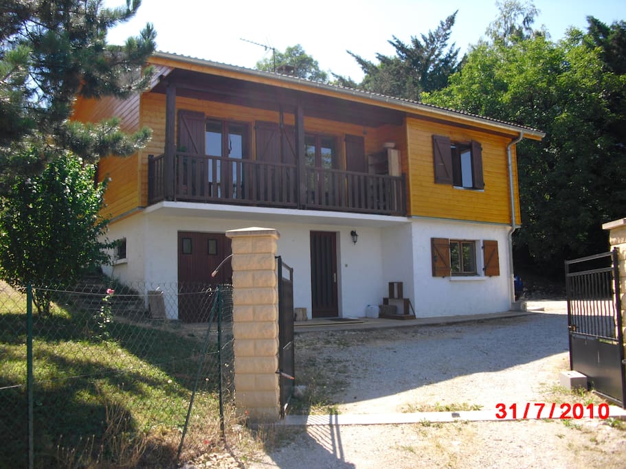 T1 32m2 toute l’année, sur départ randonnées pédestres
équipé en RDC d’une maison particulière (3000m2 de terrain clôt et arboré), 200m2 coin jardin-pique-nique-BBQ + espace parking : 1 chambre, SB wc, cuisine English spoken (English teacher)