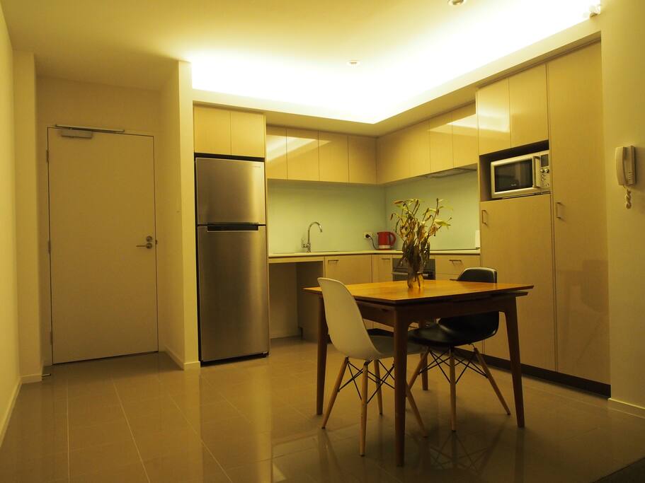 Dining table widens to fit 4 people