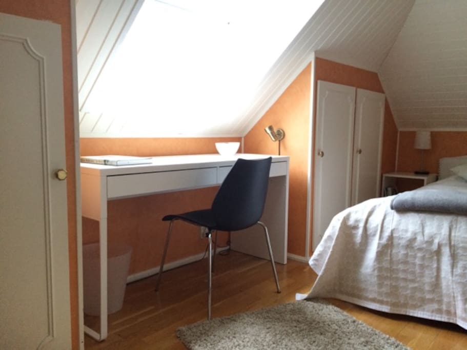 Nu finns det ett skrivbord i rum nummer 1.