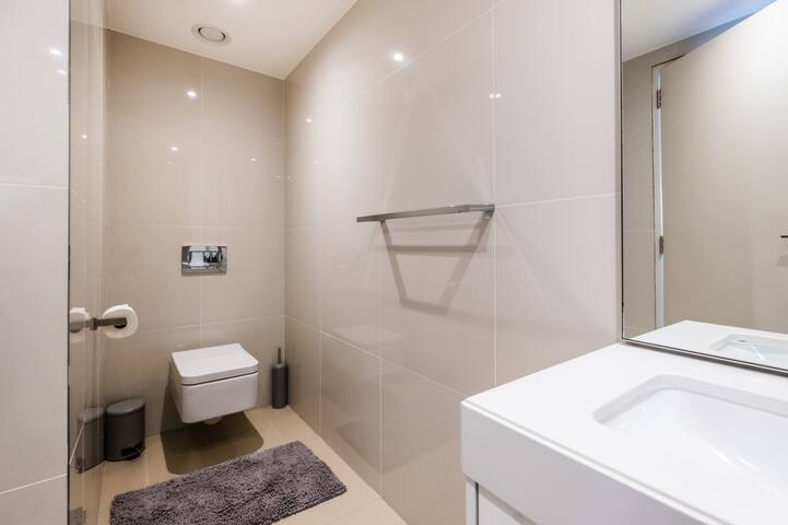 Modern Penthouse apartment in the City gallery image 3