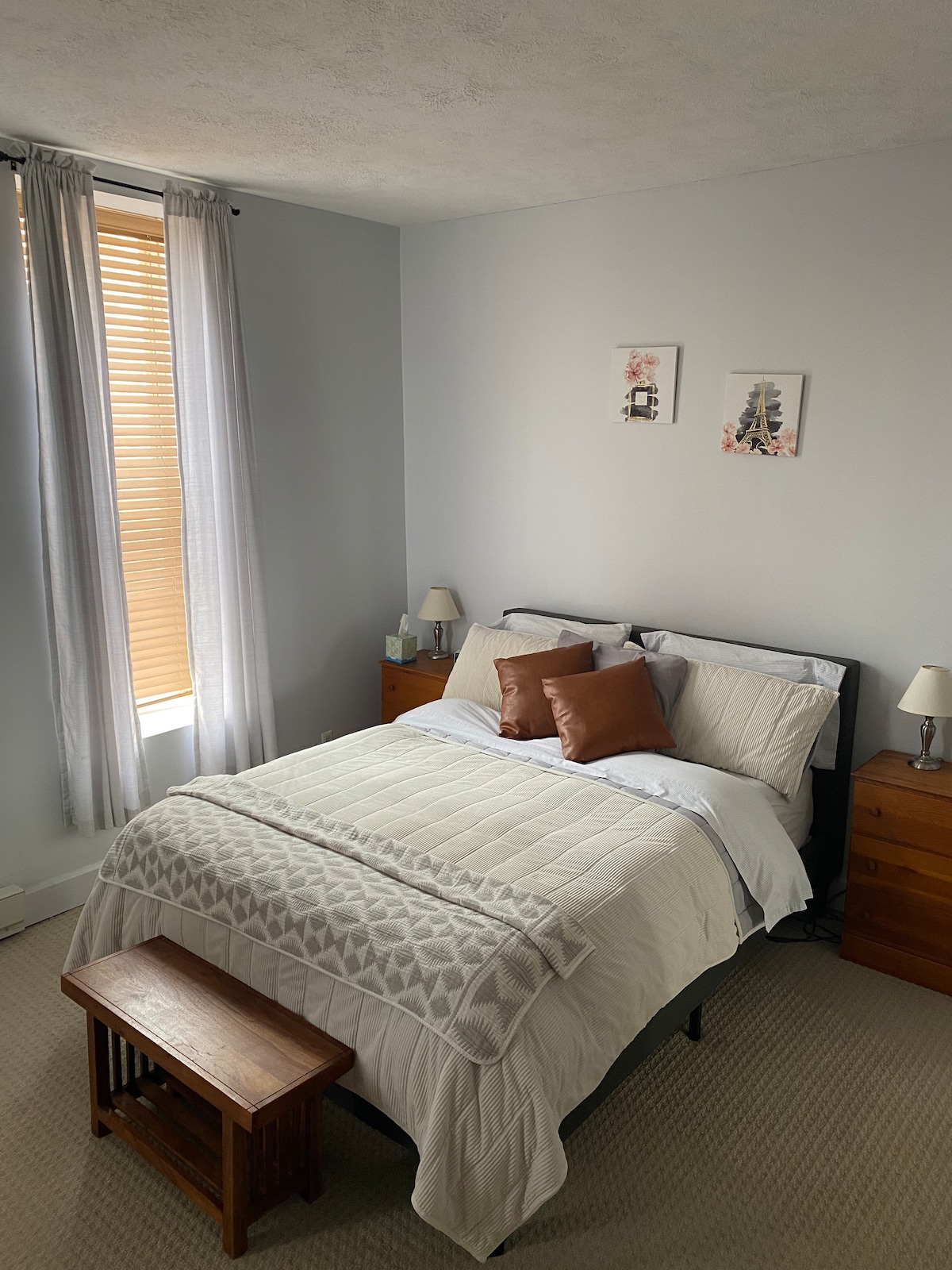 Брачен кревет (широк 150-179 см) со меки чаршафи и полн шалтер 