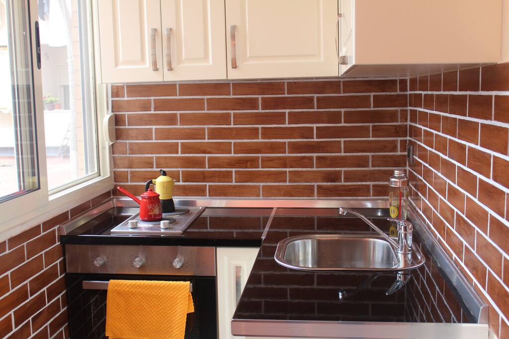Practical and complete kitchen, including oven...