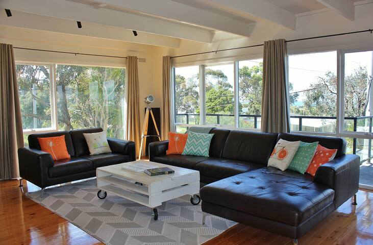 ★Spacious family home, ocean views, great location gallery image 4