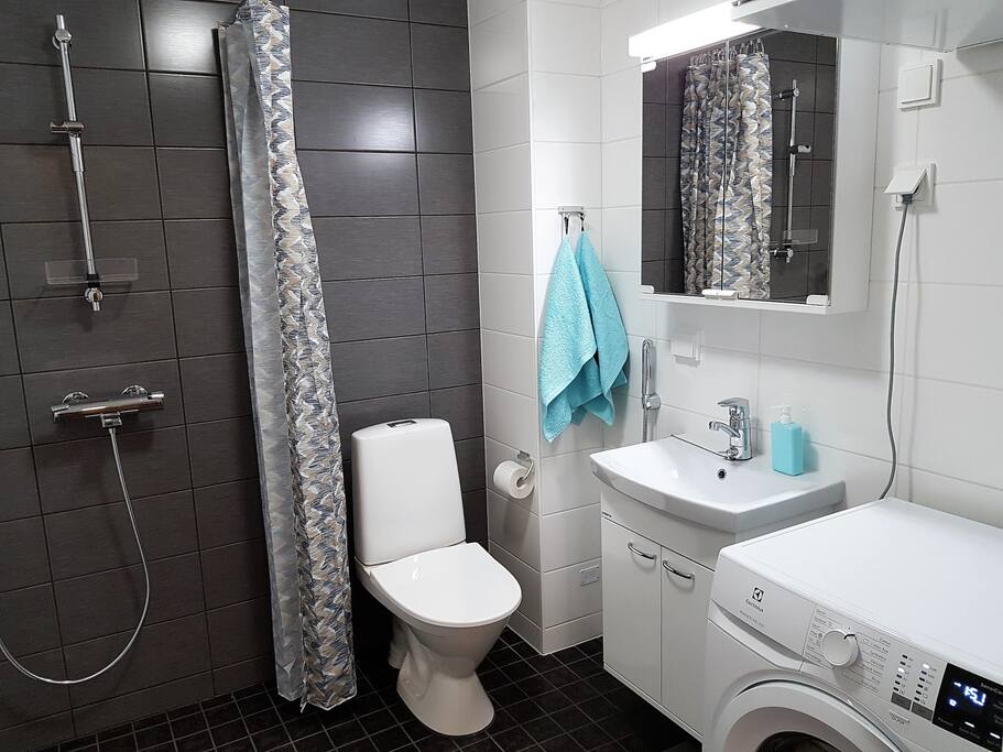 Uusi siisti wc ja suihku