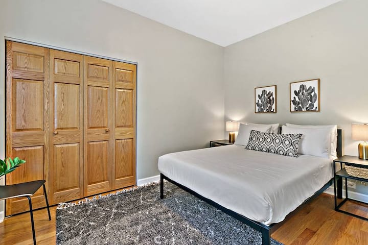 Prvá spálňa sa nachádza pri obývacej izbe s veľkou skriňou.