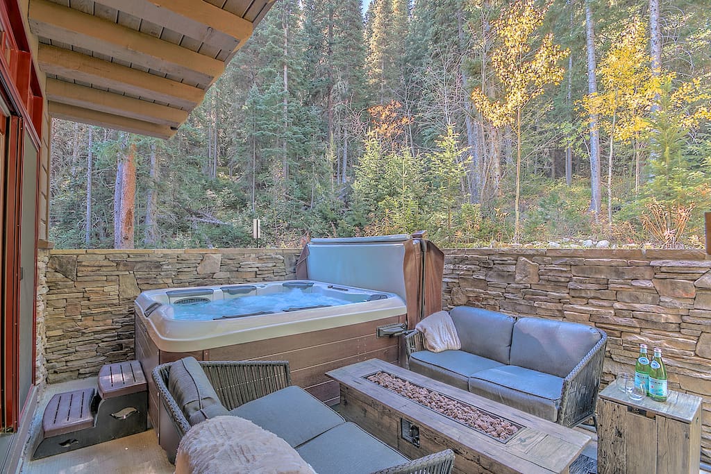 Ahhh... clean, bubbling, giant hot tub. Privacy, music, custom mood lighting, firepit, VIEW!