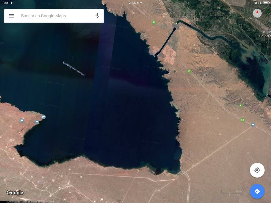 Imagen satelital. La banderita de su derecha indica el lugar donde se ubica le cartel de "La Península" y "Bahía de playa".