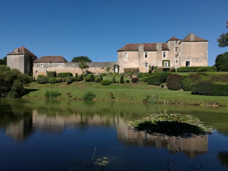 Château des Meurs depuis l'étang