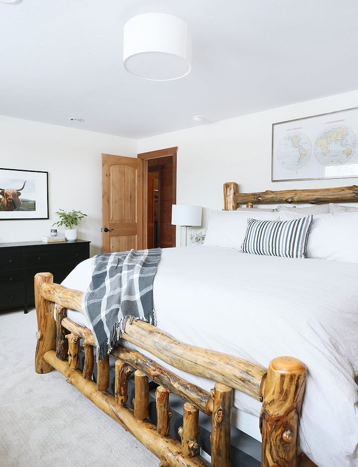 Bedroom 4: custom log king bed, smart TV, mountain views