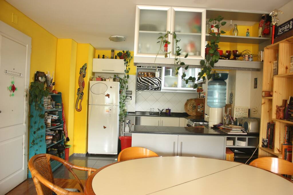 Cocina. Heladera. Mesa del comedor.