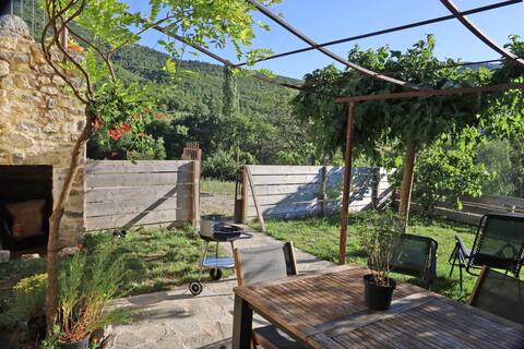 Facing the valley in Ste Jalle, cottage equipped for 4