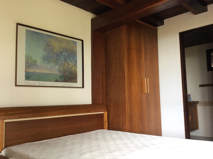 Chumba cha 2 , kwenye ghorofa ya chini lakini chenye dirisha kubwa katika chumba cha kulala na madirisha katika BWC.