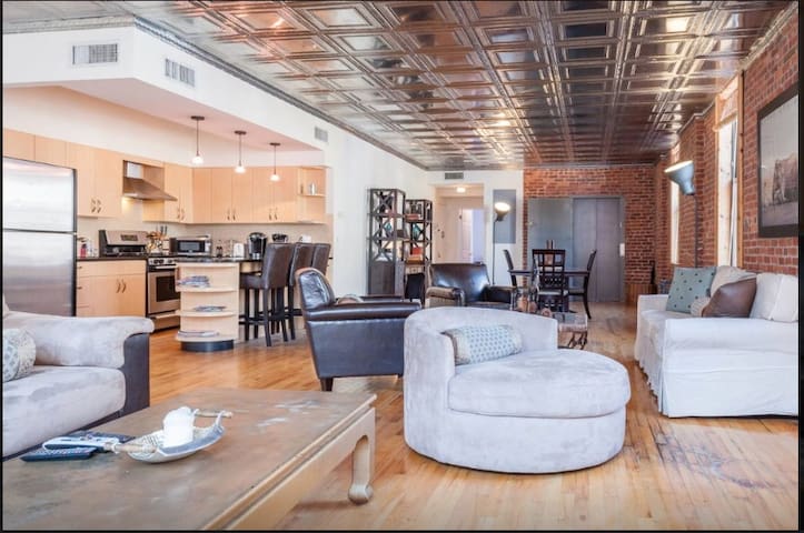HUGE 2500 sq. ft. Loft in SoHo/Little Italy gallery image 3