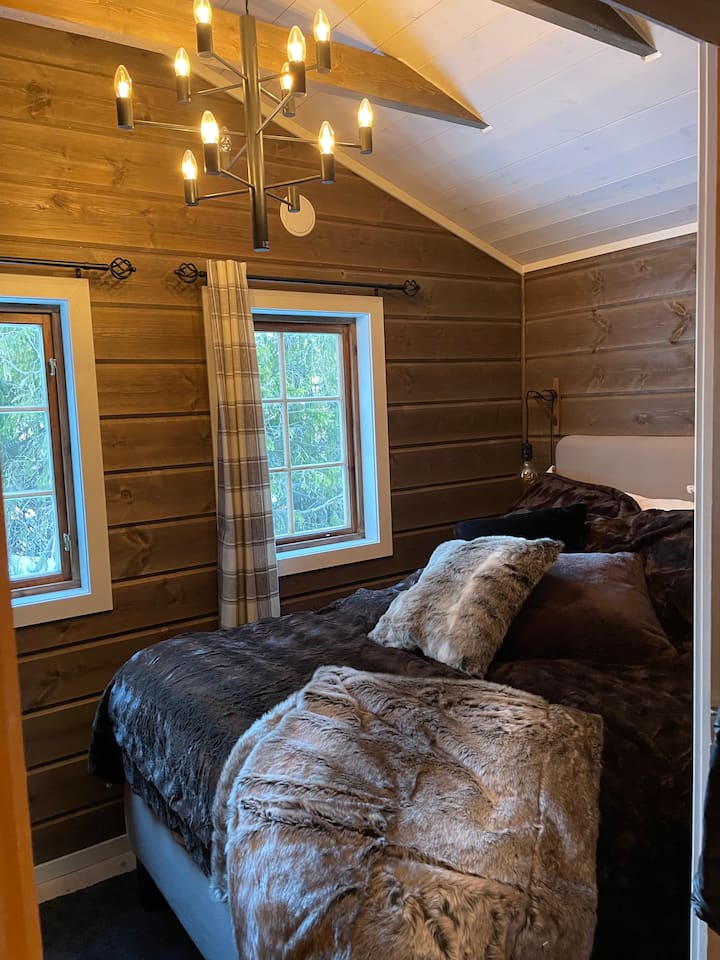 Dhomë gjumi e re kryesore. Krevat 140 cm x 200 cm