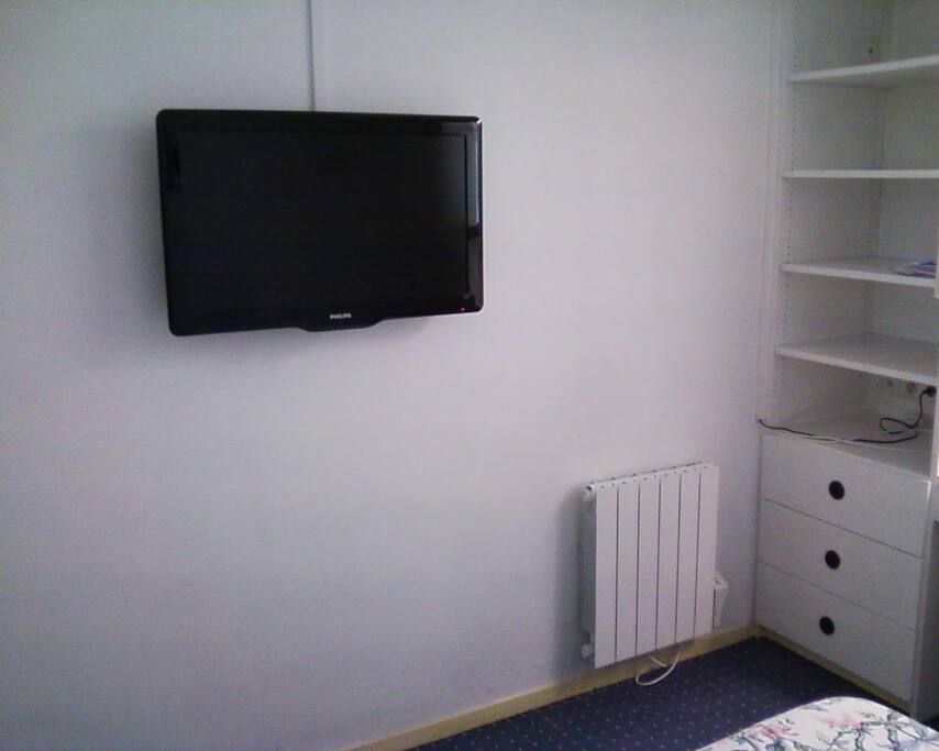 télé murale dans la chambre
