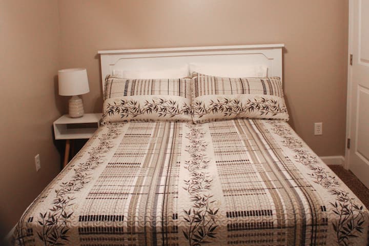  ห้องนอนเล็ก #2 เตียงควีนไซส์