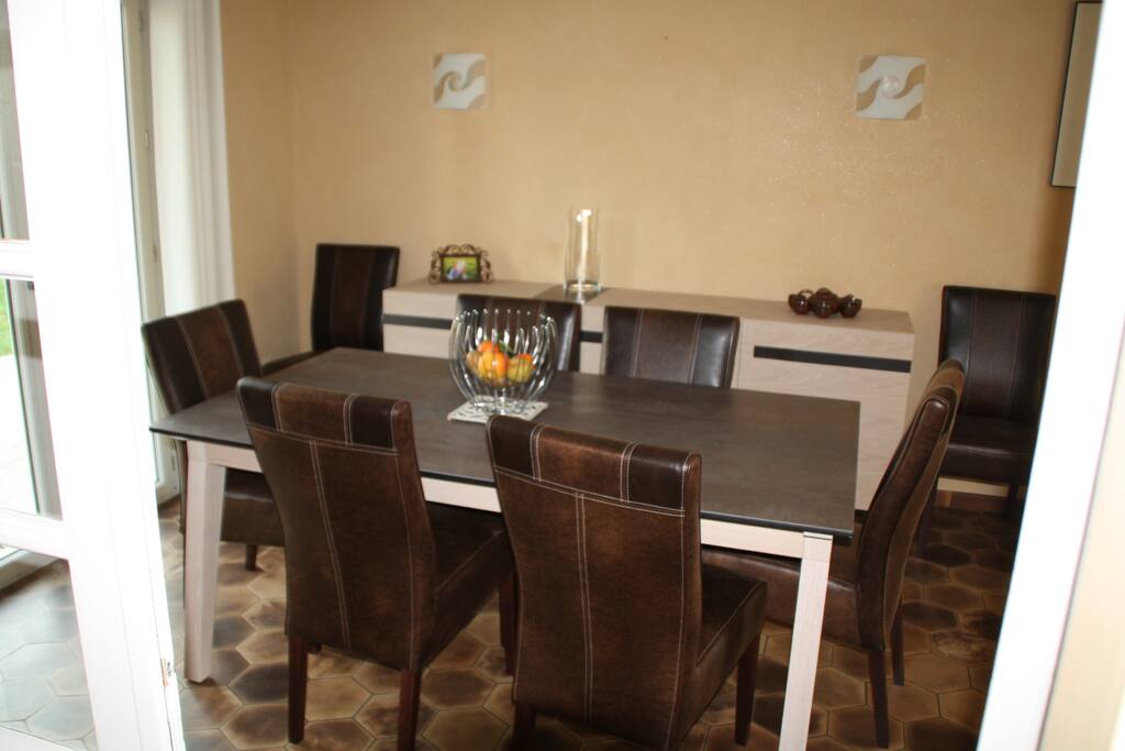 Une salle à manger qui accueille facilement 8 personnes