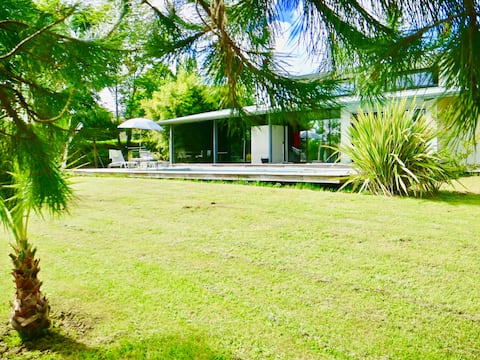 Architect's villa 180 m2, swimming pool 10 min to beaches
