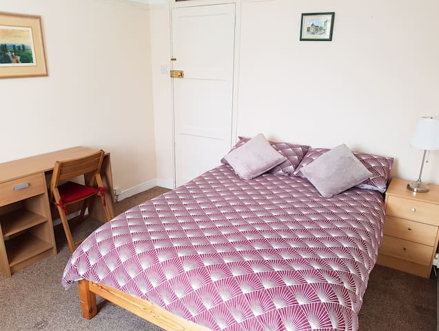 Big double room, 5 minutes walk from train station