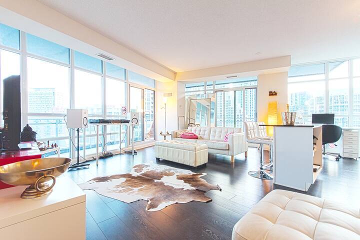 Elegant 2 BD Waterfront Condo Downtown Toronto