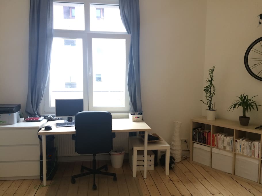 Schreibtisch + großes Fenster