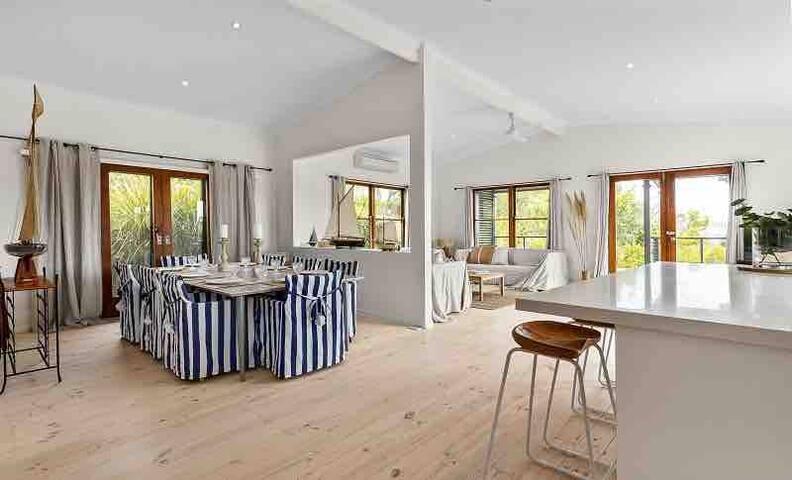 My Champagne Deck by MyCoastline Accommodation gallery image 4