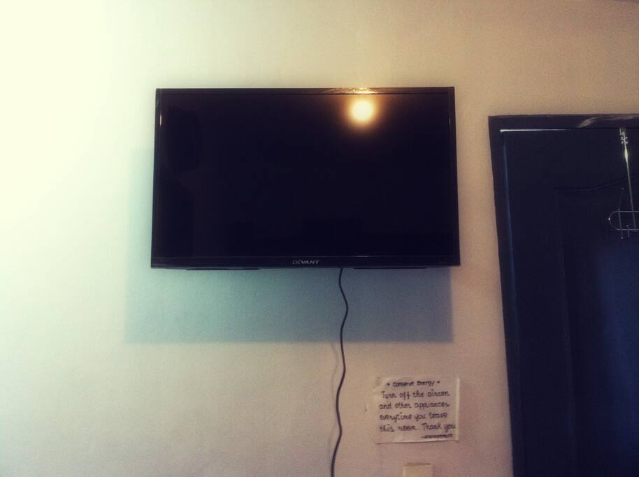 Flat screen tv that has 20 movies available