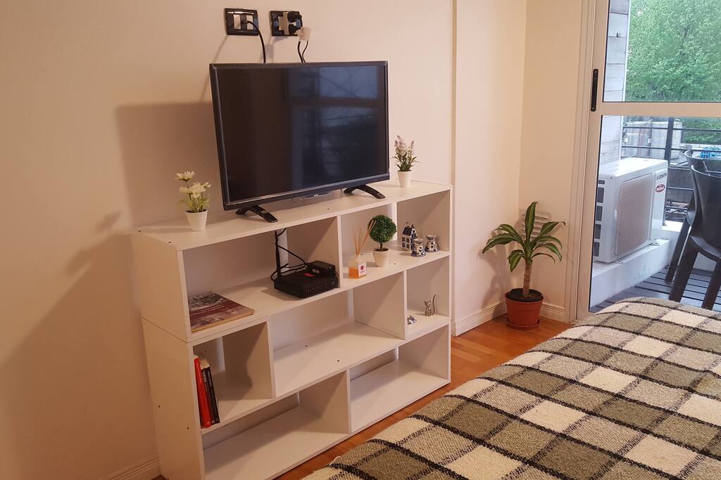 TV Sanyo de 32 pulgadas, frente a la cama