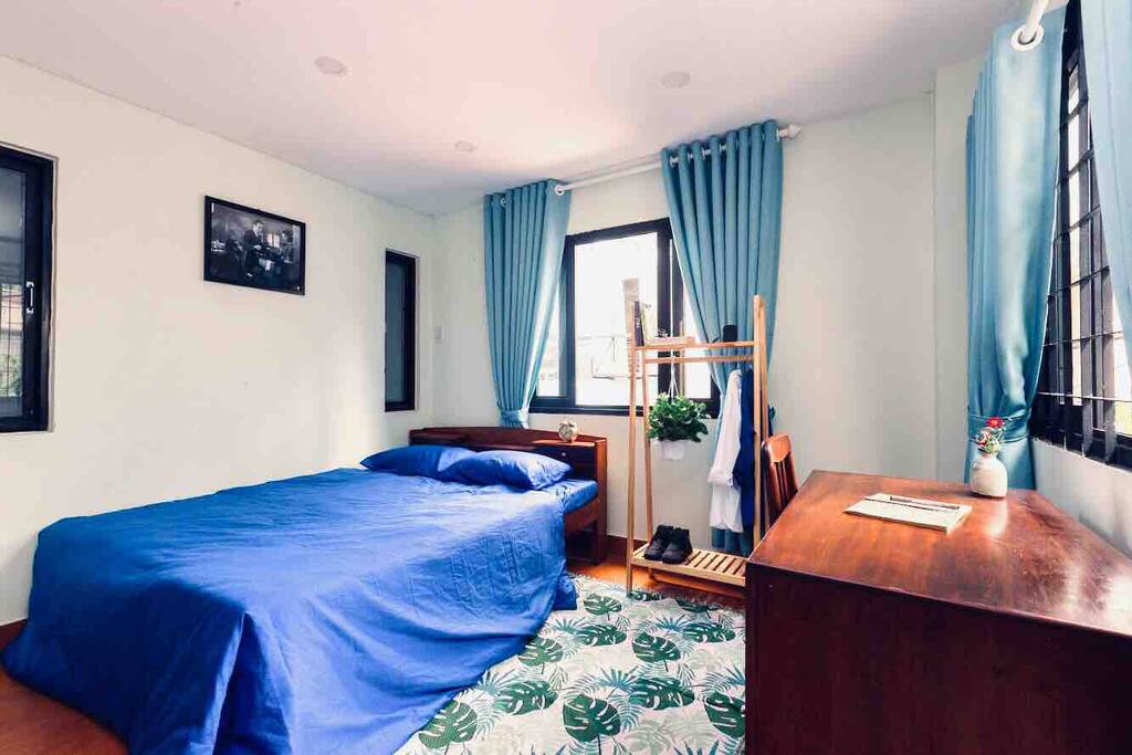 Blue room - legendary colors from movies of Ingrid Bergman and Humphrey Bogart effortlessly cover the classic space.