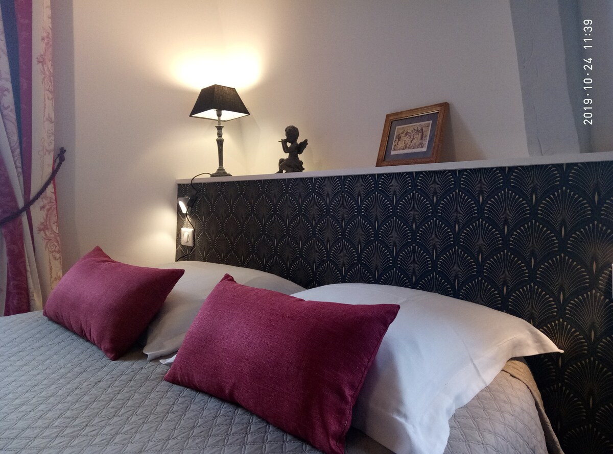 غرفة النوم في الطابق العلوي ، بسرير بحجم كبير...