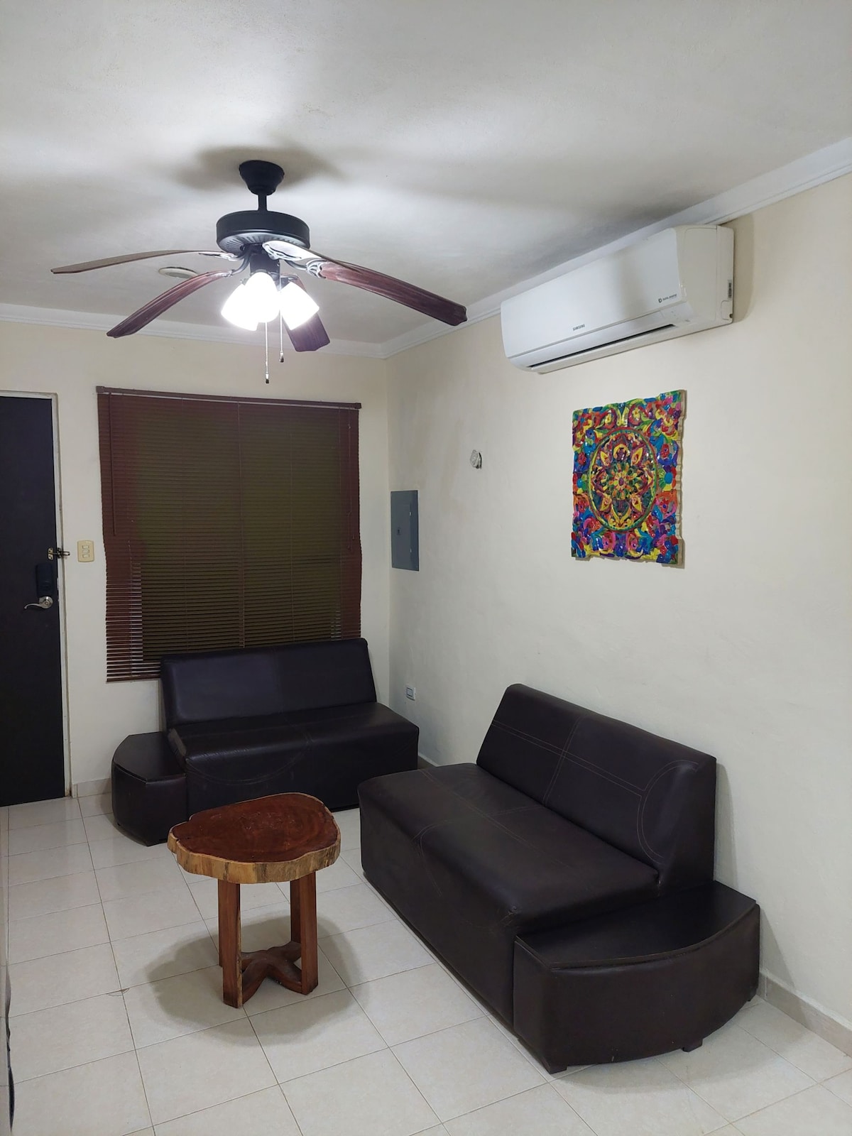 Дневна соба во која има закачалки за 1 лежалка